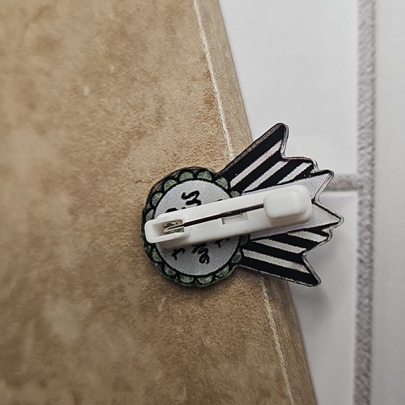 Black and White Pin - Picture 2 of 2